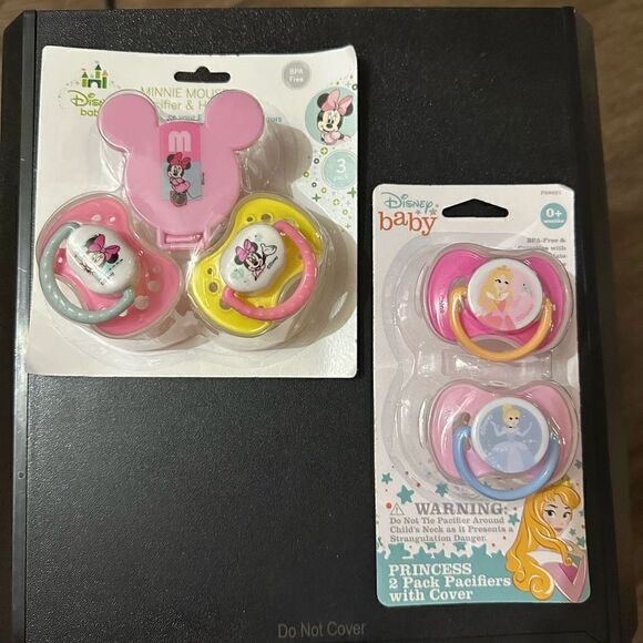 Disney Baby Minnie and Princess 4 Pacifiers and Holder New Sealed 0 Plus months - Picture 1 of 8